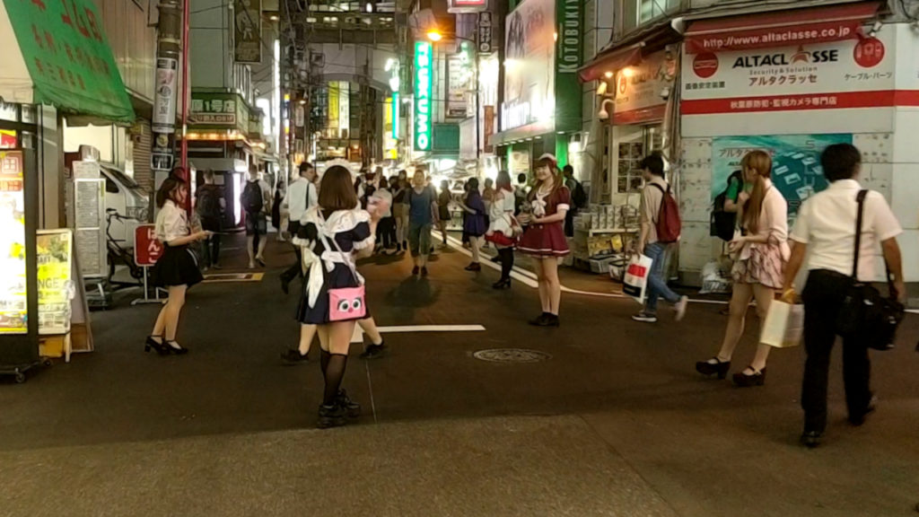 Maids prägen das Stadtbild von Akihabara.