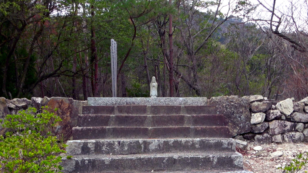 Eine kleine Statue empfängt die Pilger.