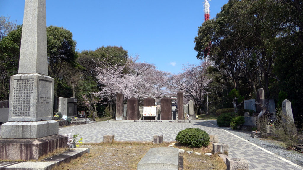 Der Militärfriedhof auf dem Berg überstand den Abwurf der Atombombe in Hiroshima.