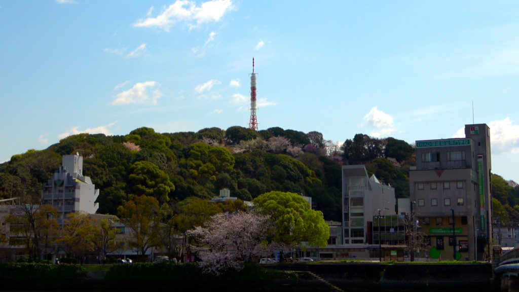 Der Hijiyama ist ein unscheinbarer Berg mitten in der Stadt.