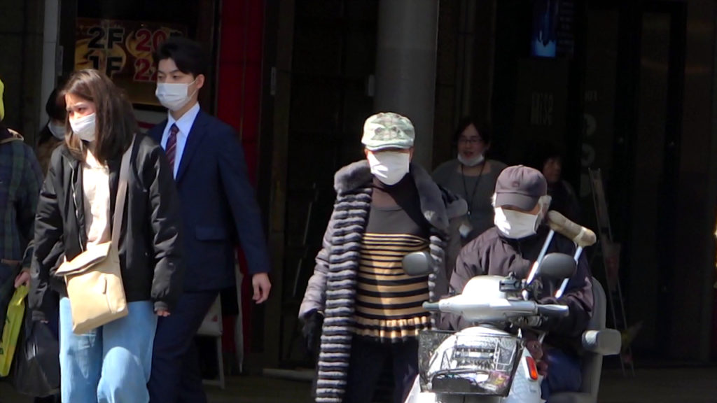 In Japan tragen viele Menschen auch dann Gesichtsmasken, wenn es keine Corona-Pandemie gibt.