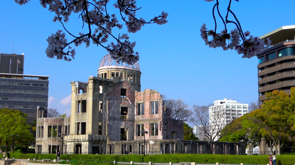 Atombombendenkmal in Hiroshima während Hanami