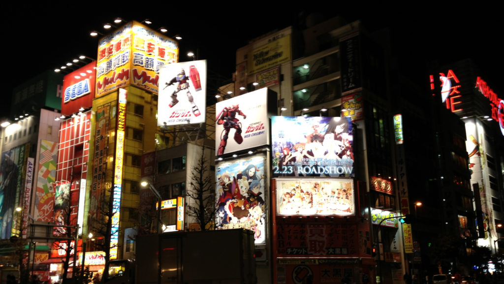 Akihabara in Tokio entwickelt sich im Laufe der Zeit vom reinen Elektronikviertel zum Otaku-Mekka.