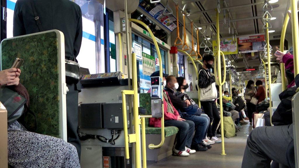 In den Zügen und Straßenbahnen Japans wird dir am ehesten auffallen, dass manche Einheimischen auf Abstand gehen.