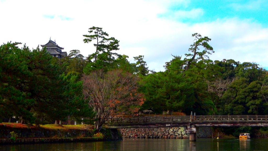 Die Bootsfahrt durch Matsue erlaubt einen idyllischen Blick auf die Burg der Stadt.