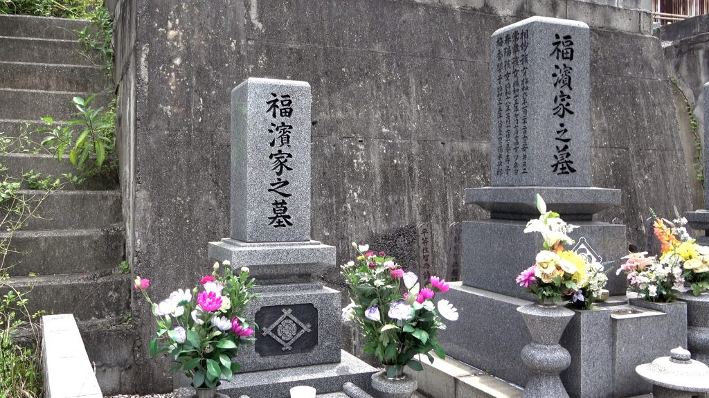 In Gräbern wie diesen findet die Asche der verstorbenen ihren letzten Ruheplatz. Auf den Holztafeln hinter den Gräbern steht der buddhistische Name der Verstorbenen.
