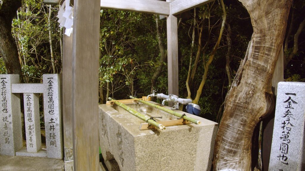 Waschbecken bei einem japanischen Schrein.