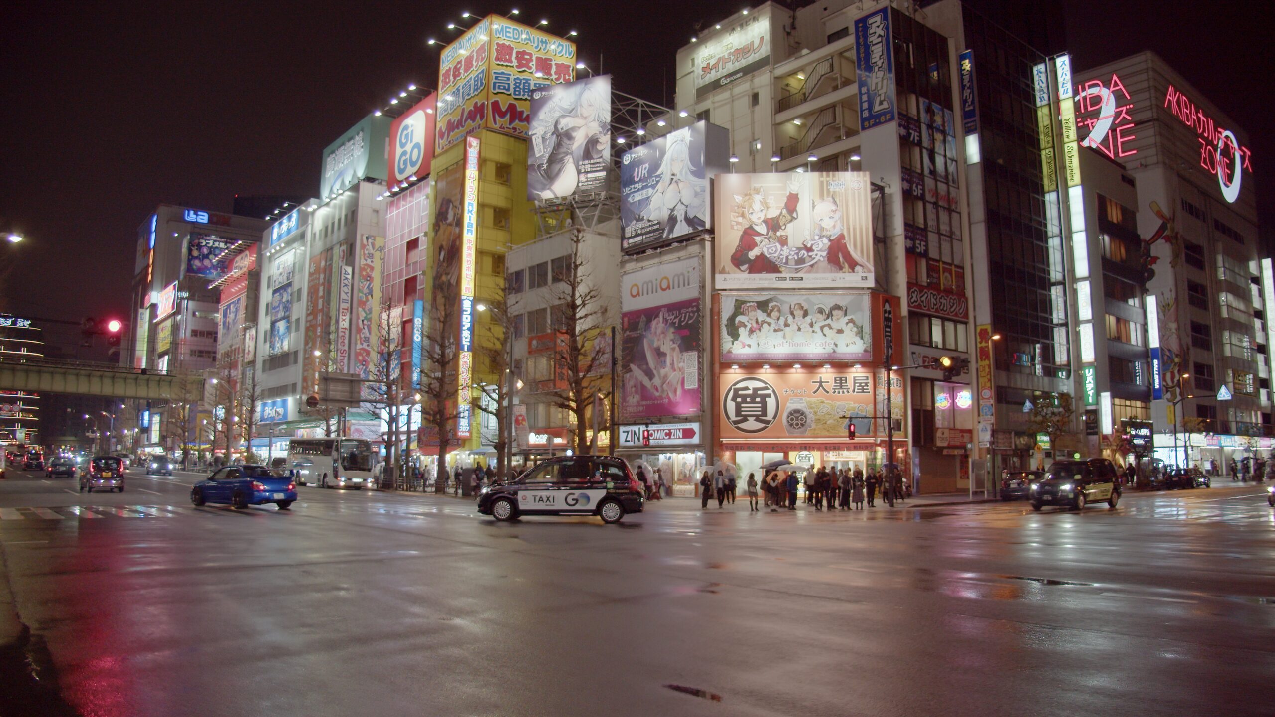 Akihabara bei Nacht und Regen