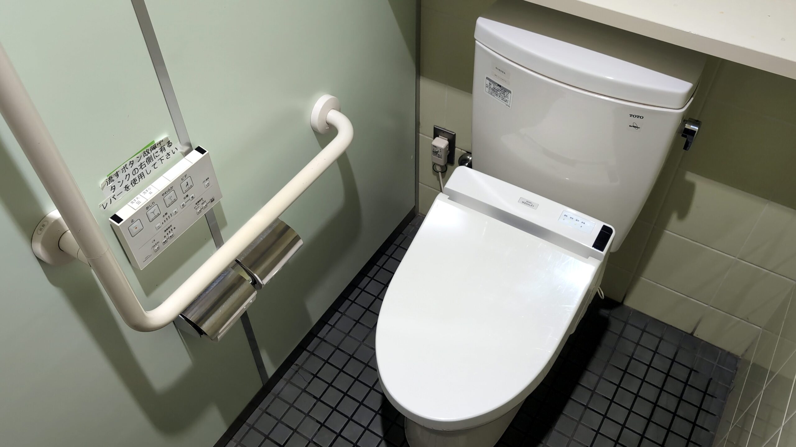 Moderne japanische Toilette mit Bedienung